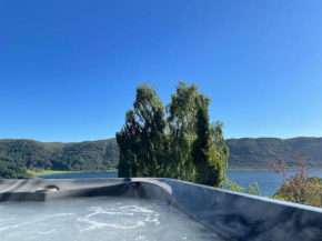 Apartment by the fjord, with boat and jacuzzi included